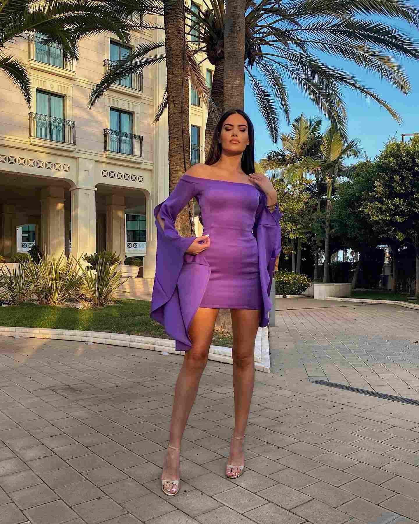 Vestido corto morado con mangas tipo capa